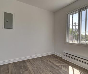 210 Av. Cloverdale - Photo 2