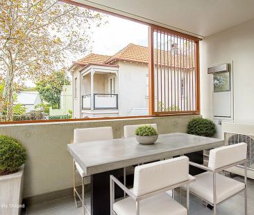 Contemporary north facing one-bedroom apartment in the heart of Sur... - Photo 5