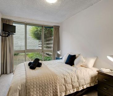 HUGE GROUND FLOOR 2 BEDROOM APARTMENT WITH OFF STREET PARKING - Photo 3