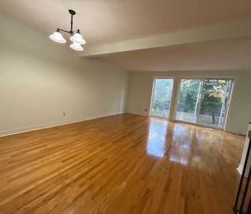 For Lease - 7913 Jeanne D'arc Boulevard, Orleans - Convent Glen and... - Photo 2