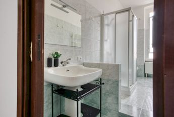 Large single room with balcony in Milan