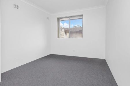Three bedroom recently updated apartment - Photo 4
