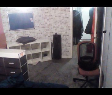 Room in a Shared Flat, Addiscombe Grove, CR0 - Photo 1