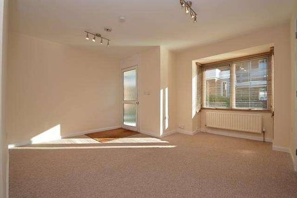 Bedroom Terraced Bungalow In Guildford, GU1 - Photo 1