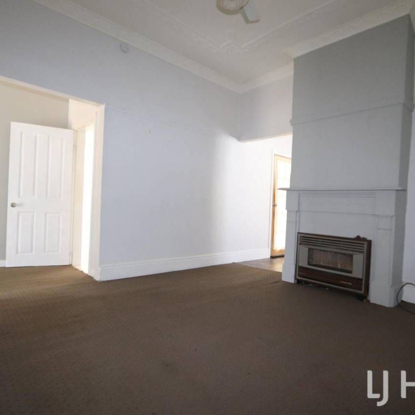 Tidy 2 bedroom cottage located on Belgravia - Photo 1