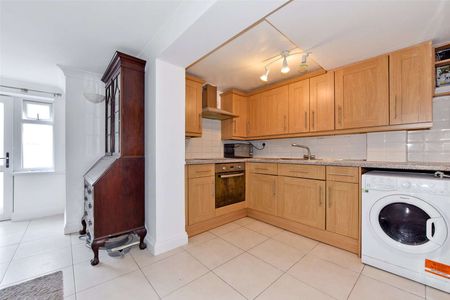 Short Let - all bills included. A spacious lower-ground floor studio flat perfect for a single person. - Photo 4