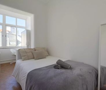 Room in a shared 12-bedroom apartment for rent in Lisbon - Foto 6
