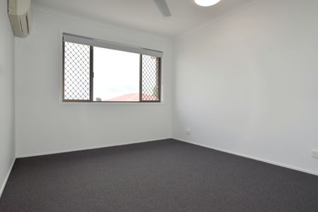 FULLY RENOVATED TOWNHOUSE IN THE HEART OF GLADSTONE CENTRAL! - Photo 4