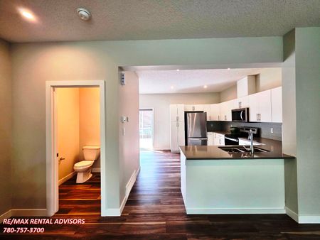 GREAT 3 BED PLUS BONUS RM, 2.5 BATH, 2 STOREY TOWNHOUSE W/A DOUBLE ATTACHED GARAGE IN THE COMMUNITY OF GRAYDON HILL - Photo 2