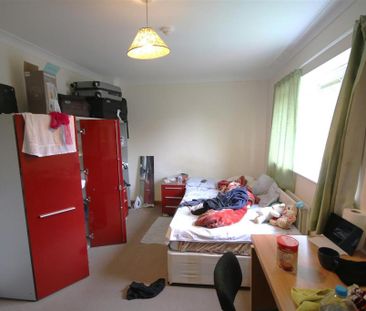 4 bedroom end of terrace house to rent - Photo 3