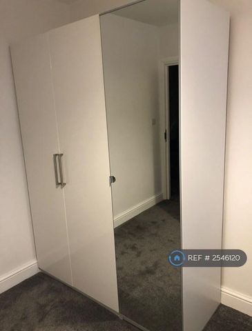 1 bedroom in a house share to rent - Photo 3