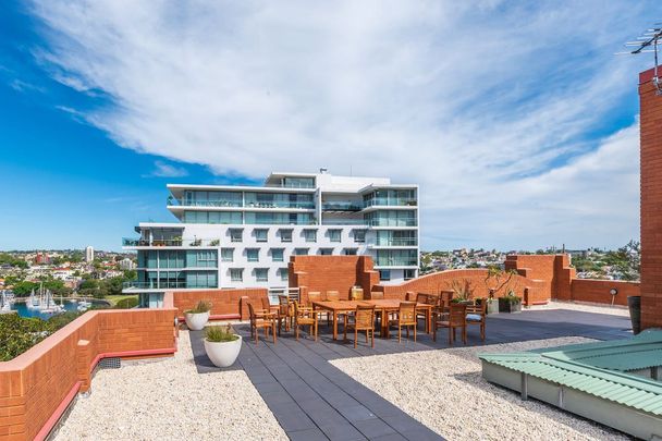 Spacious 2-Bed Apartment in Prime Elizabeth Bay Location - Photo 1