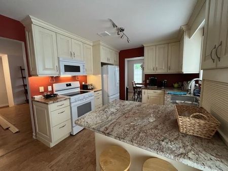 614 Arbour Crescent - 4 bed, 2 bath - HALF OFF 1ST MONTH - Photo 5