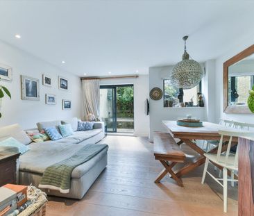 Beautifully presented two bed house in a quiet mews in Islington, N1. - Photo 2