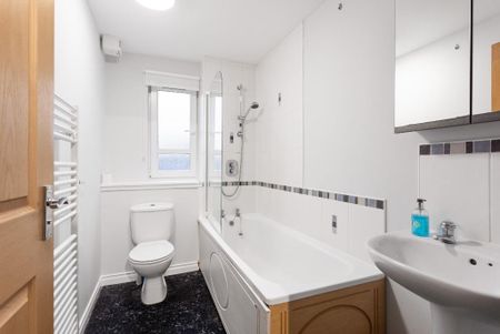 2 bedroom flat to rent - Photo 2