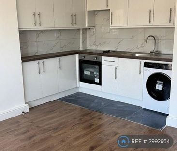 3 bedroom flat to rent - Photo 2