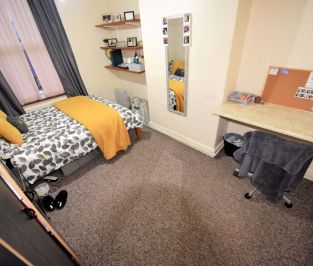 4 bedroom House in Cardigan Lane, Leeds - Photo 4
