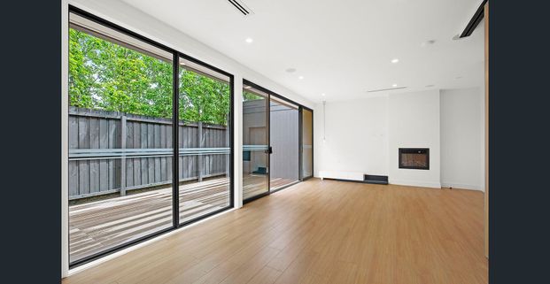 3 BEDROOM, 3 BATRHOOM,PLUS STUDY DOUBLE STOREY TOWNHOUSE! - Photo 1