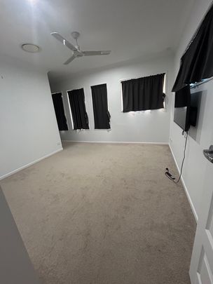 Helensvale - Photo 1