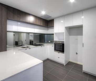 MODERN AND LUXURIOUS IN A GREAT LOCATION - Photo 1
