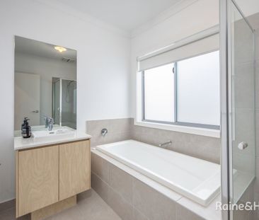 Modern 4 bedroom home - Photo 4