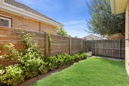 Picture Perfect - Tree Lined Street, Charming Two Bedroom Home - Photo 2