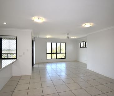 :: STUNNING 4 BEDROOM TOWNHOUSE, HARBOUR VIEWS, TWO LIVING AREAS, A... - Photo 5
