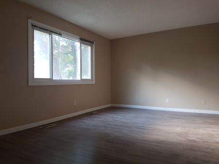 827 EMPRESS 2 BEDROOM SUITE - Photo 2