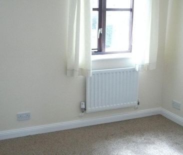 2 bedroom semi-detached house to rent - Photo 2