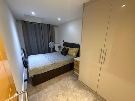 3 Bed Flat, London, W5 - Photo 5