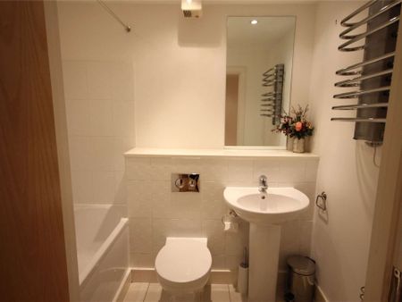 A one bedroom furnished apartment with parking - Photo 5