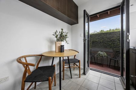 Stylish Art Deco Living – 57sqm Apartment with Garage in a Prime South Yarra Location - Photo 3