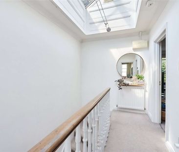 A fantastic bright third floor apartment to rent on Elgin Avenue mo... - Photo 2