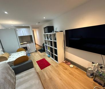 Lind Road, Sutton - Photo 1