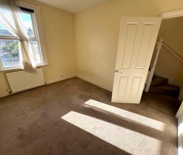 4 bedroom semi-detached house to rent - Photo 5