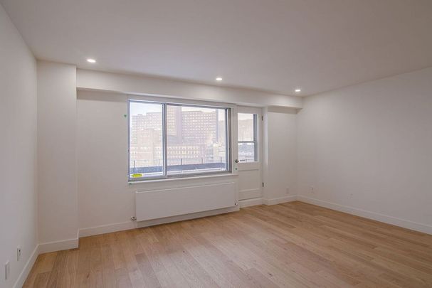 3555 Cote-des-Neiges Road, Montréal, QC - Photo 1