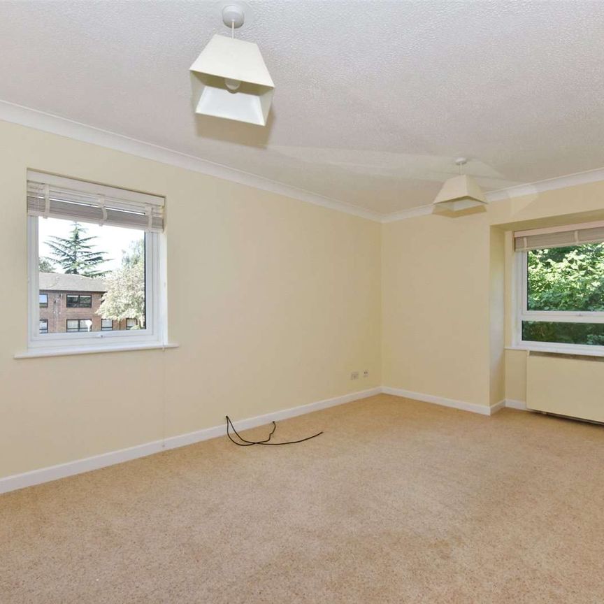 Well-presented two-bedroom apartment with parking in Marlow - Photo 1