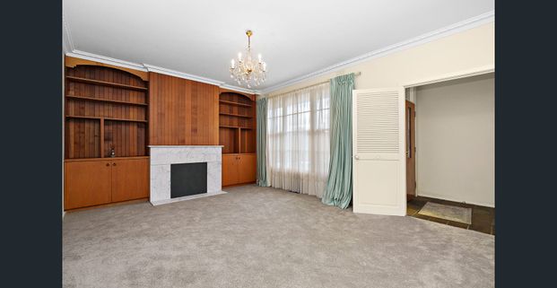 CHARMING FAMILY HOME WITH POOL! - Photo 1