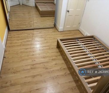 1 bedroom in a flat share to rent - Photo 3