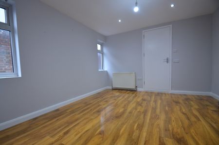 4 bedroom Semi-detached house to rent - Photo 4