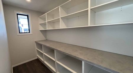 Spacious Three Bedroom Home - Photo 5