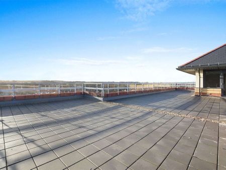 Set on the top floor, this one bedroom penthouse apartment, offers stylish accommodation within a highly sought after location. Available 29th August on an unfurnished basis. - Photo 5