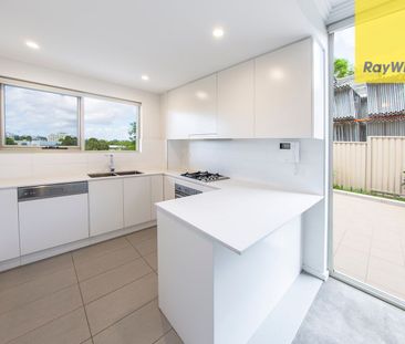 modern 2 bedroom apartment overlooking parramatta river - Photo 2