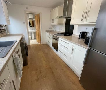 4 bedroom end of terrace house to rent - Photo 5