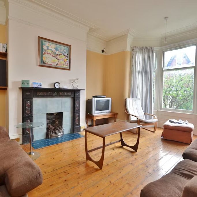 Room in a Shared House, Roundhay View, LS8 - Photo 1