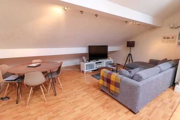 Warwick New Road, Leamington Spa - Photo 1