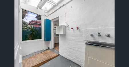 Classic two bedroom house with courtyard! - Photo 4