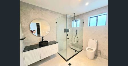 Brand New Home Defines Luxury Living ! - Photo 3