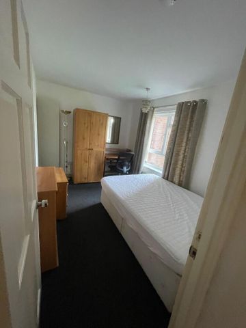 3 bedroom flat to rent - Photo 3