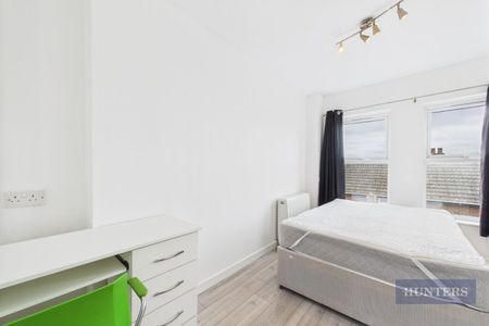 3 bedroom Flat To Let - Photo 4